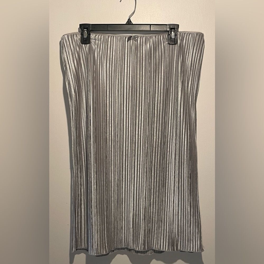 Urban Renewal- NWT Grey Elastic Waist Pleated Midi Skirt Grey- Size XL